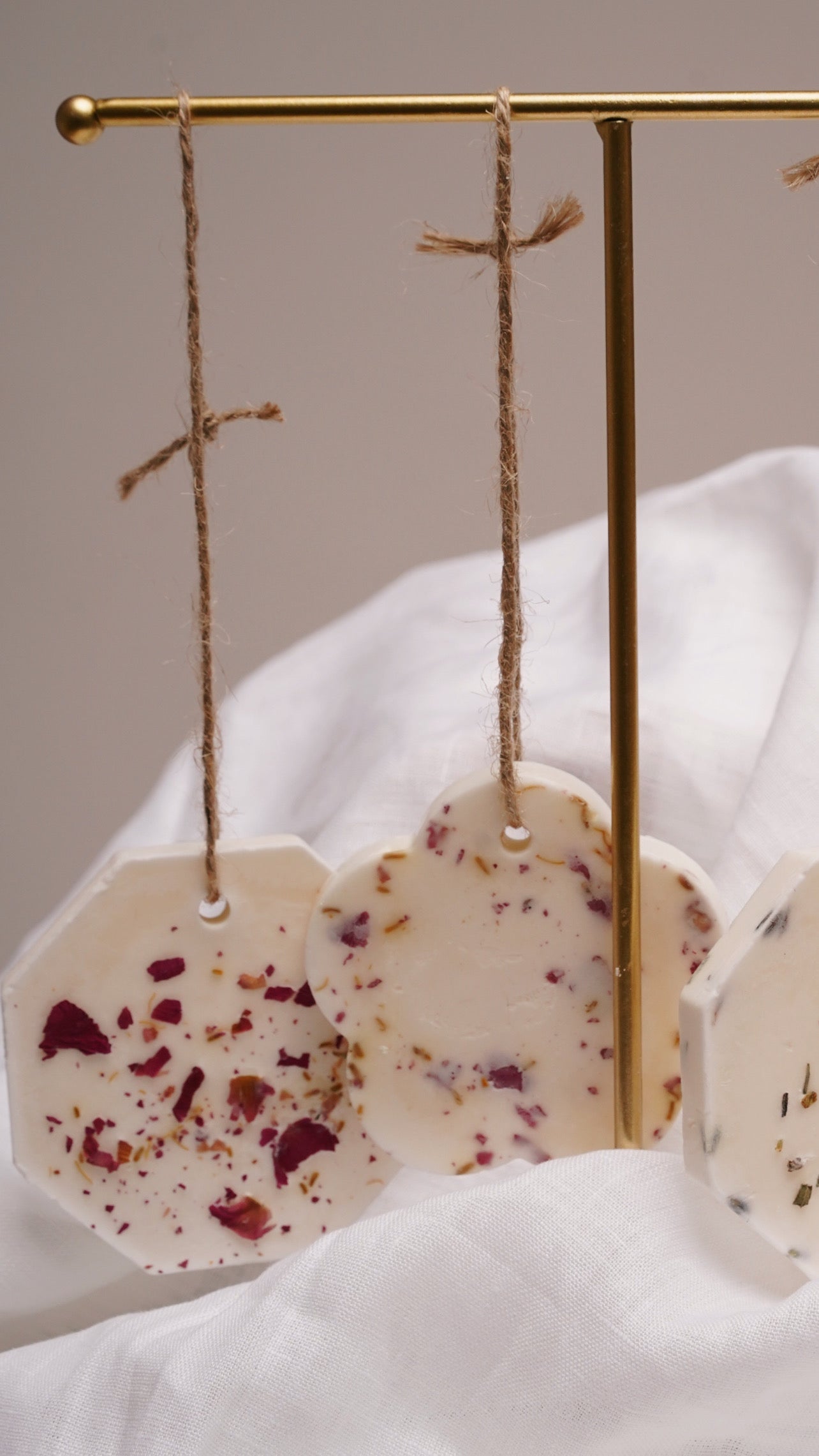 SUSPENSION FLORALE PARFUMÉE